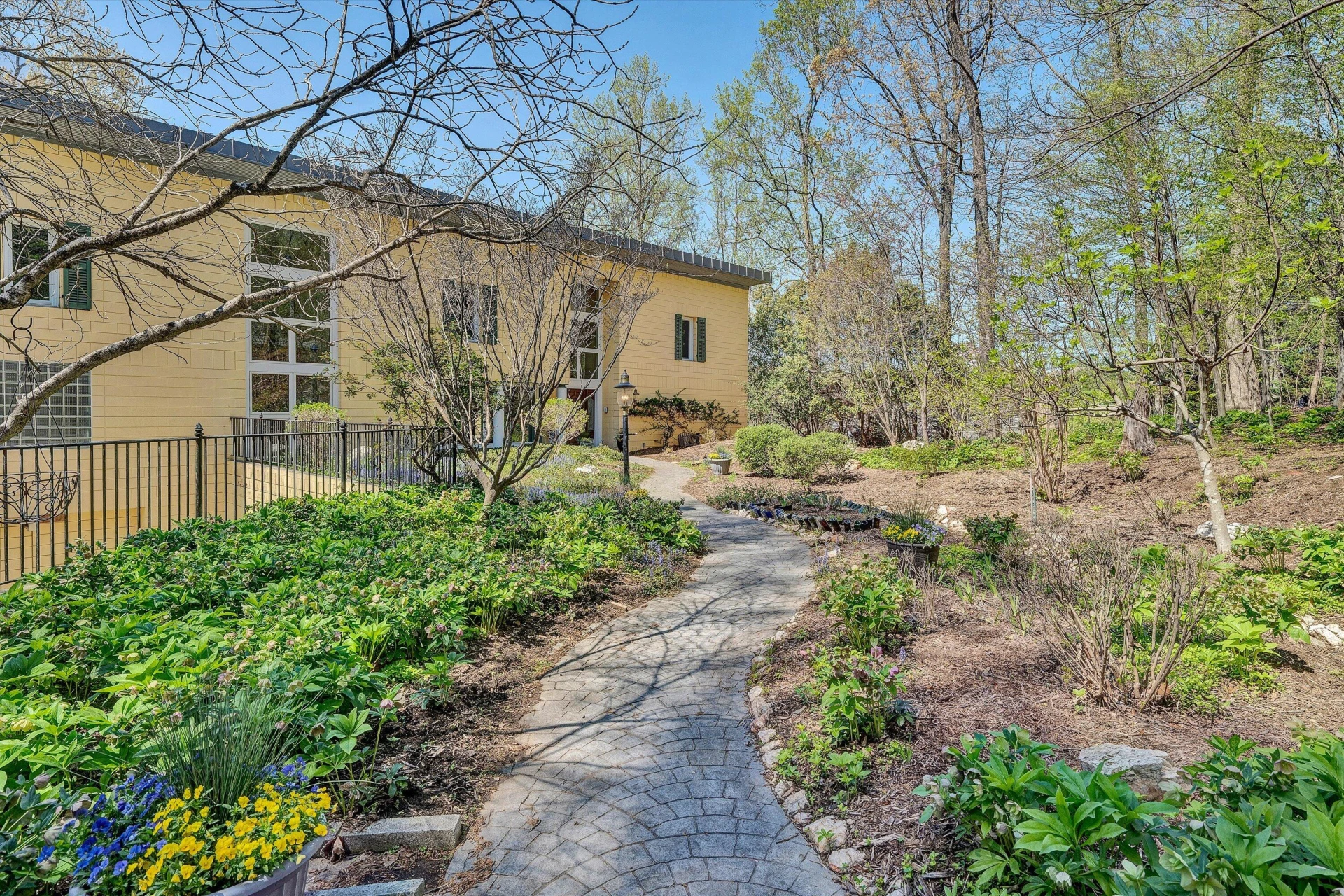 143 Charlotte LN - Photo 21