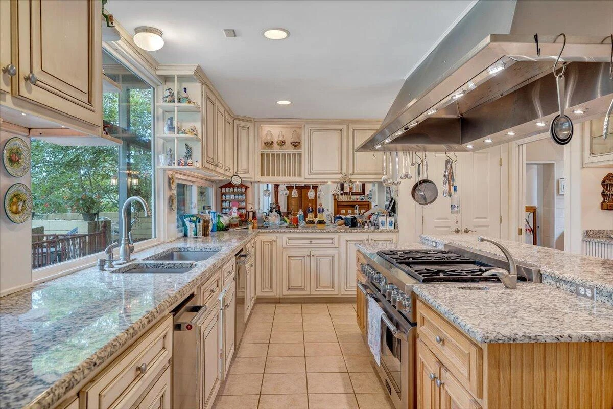 143 Charlotte LN - Photo 7