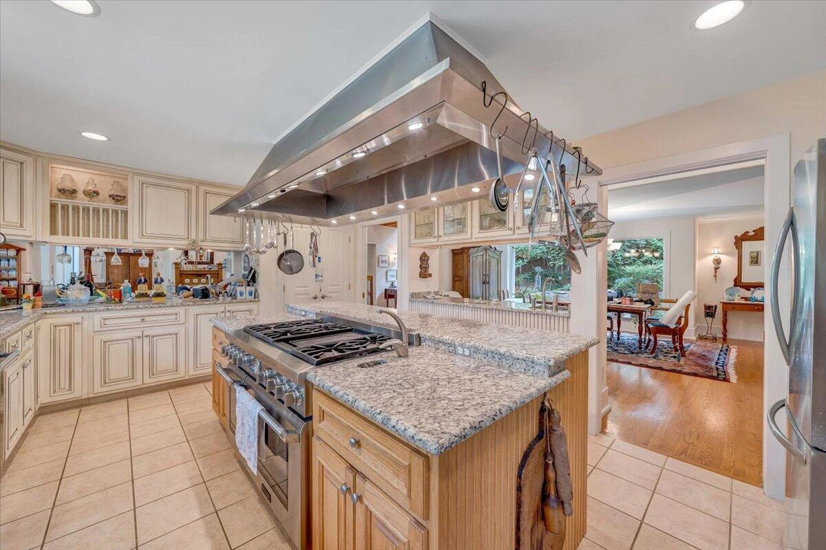 143 Charlotte LN - Photo 9