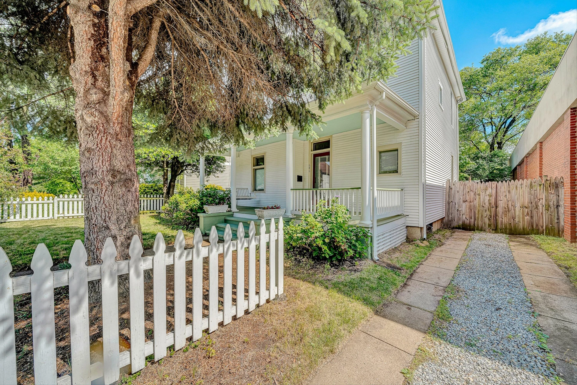 646 Elm AVE - Photo 7