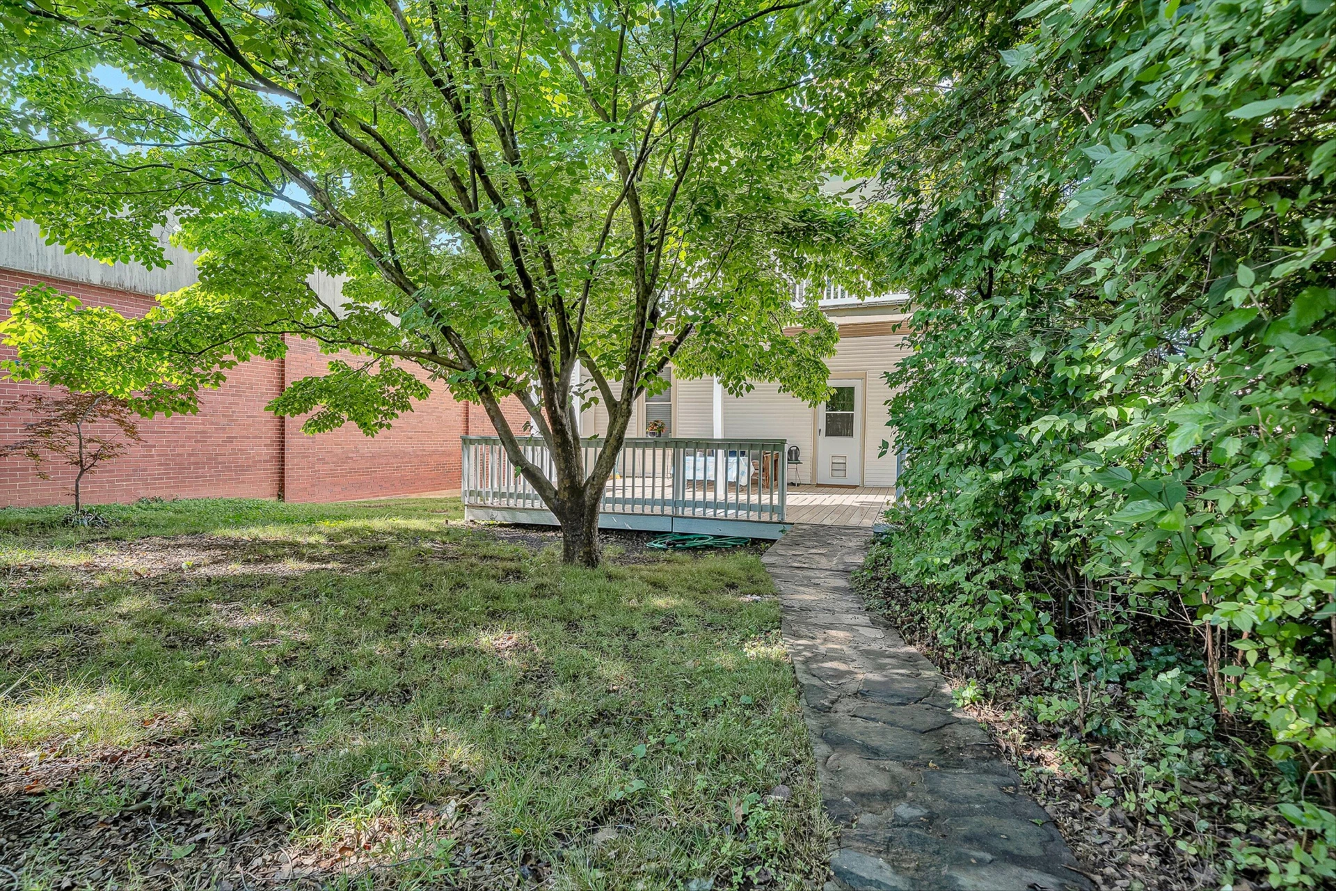 646 Elm AVE - Photo 43