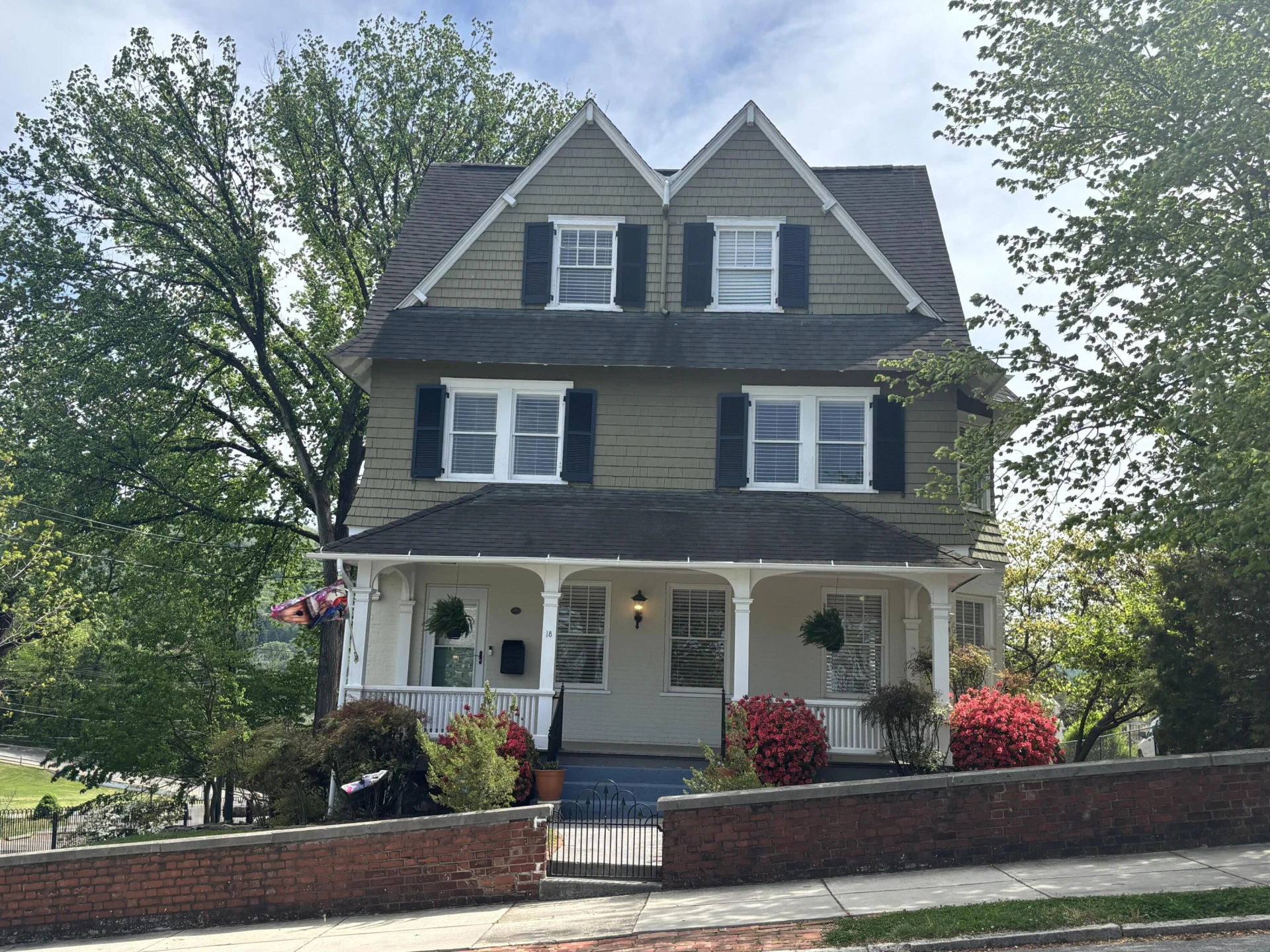 18 Mountain AVE