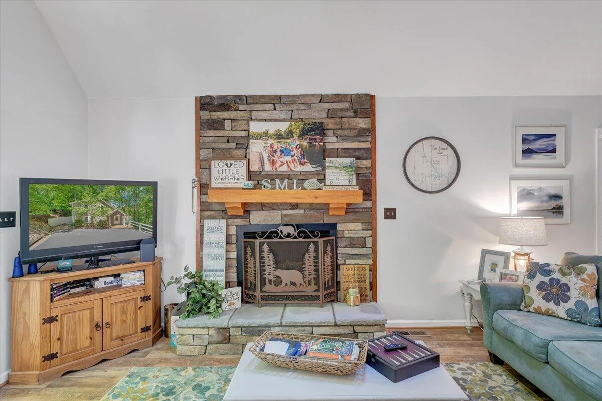 1101 ANGELA CT - Photo 15