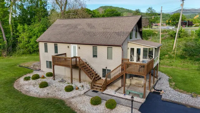 8796 Roanoke RD, Elliston, VA, 24087
