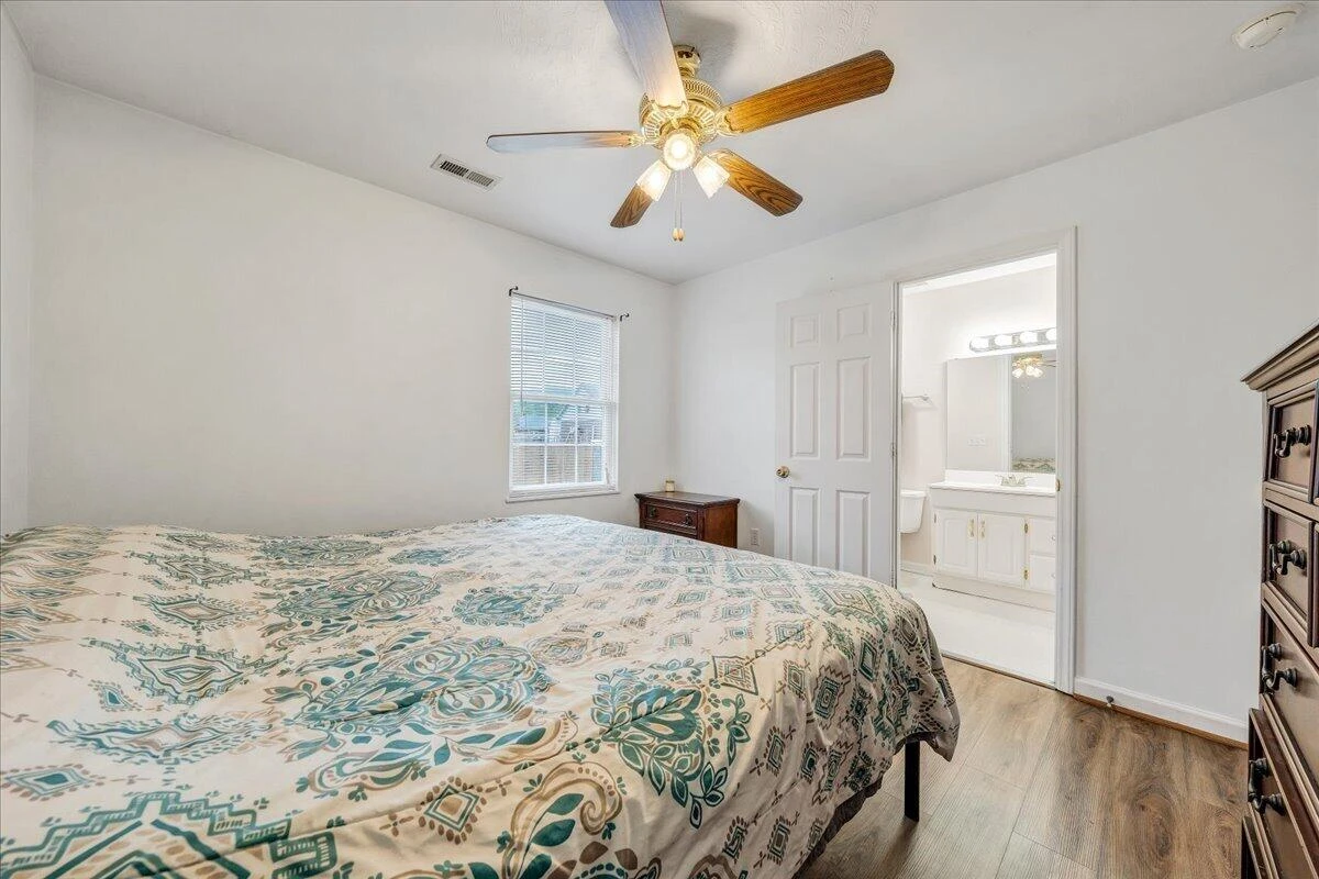 1341 Gillette AVE - Photo 14