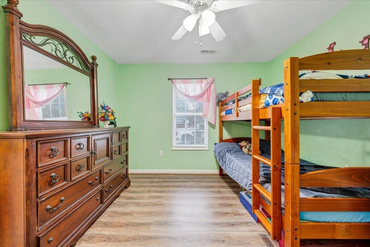 1341 Gillette AVE - Photo 16