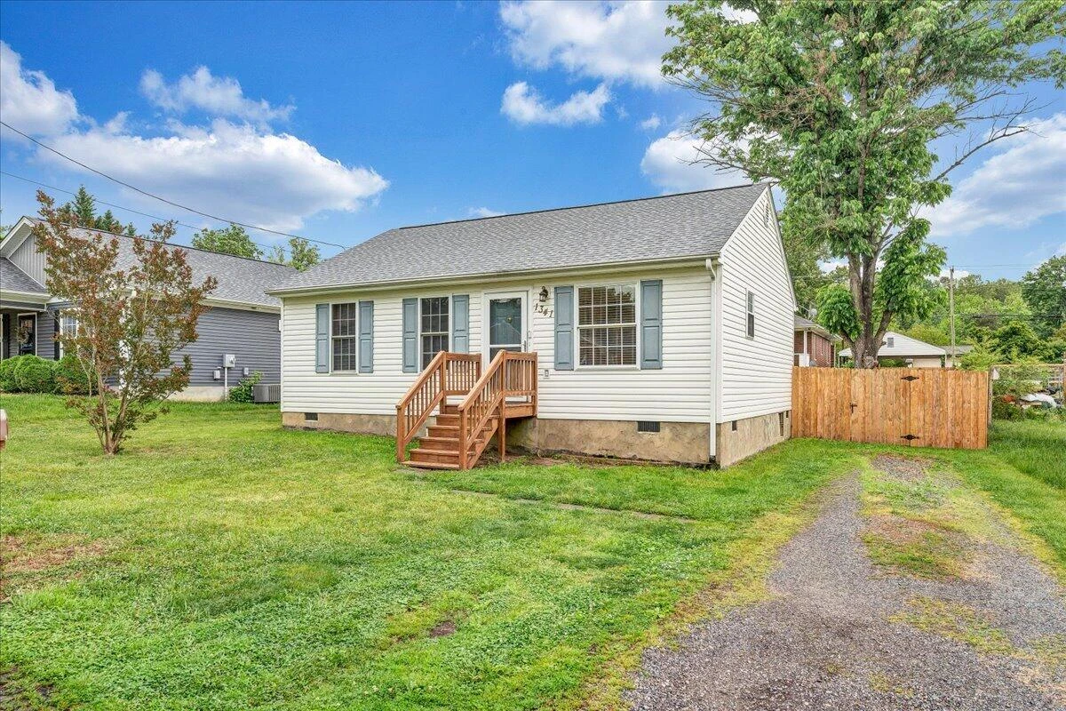 1341 Gillette AVE - Photo 3