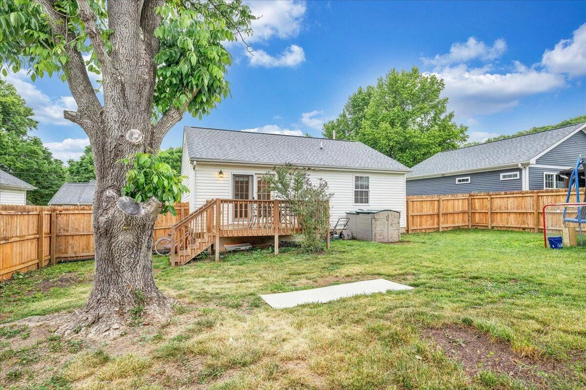 1341 Gillette AVE - Photo 24