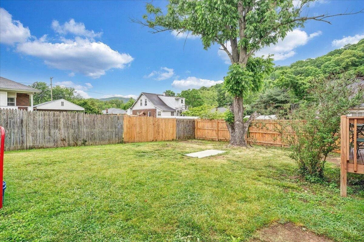 1341 Gillette AVE - Photo 27