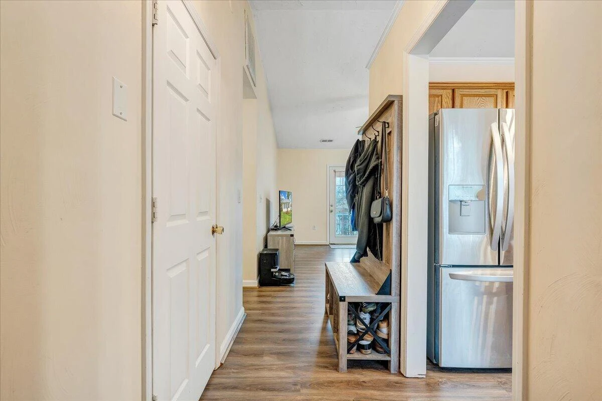 1341 Gillette AVE - Photo 4