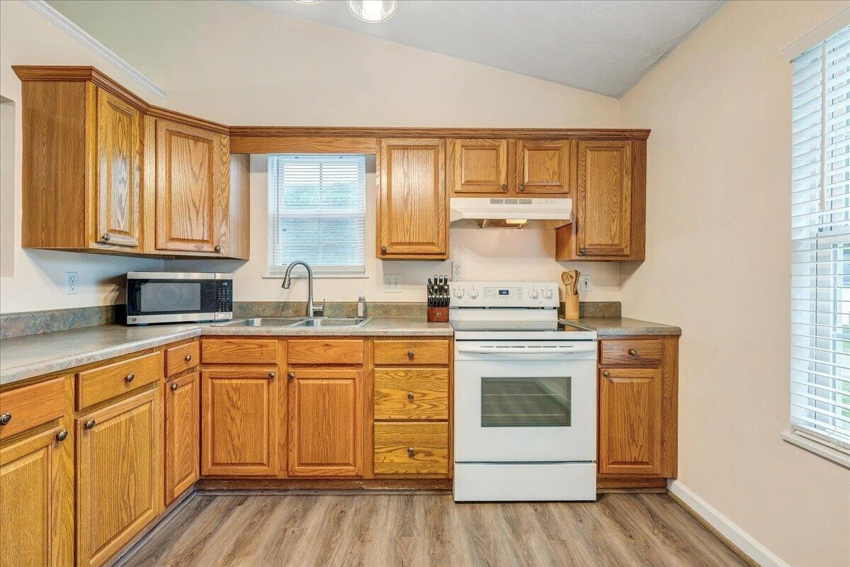 1341 Gillette AVE - Photo 5