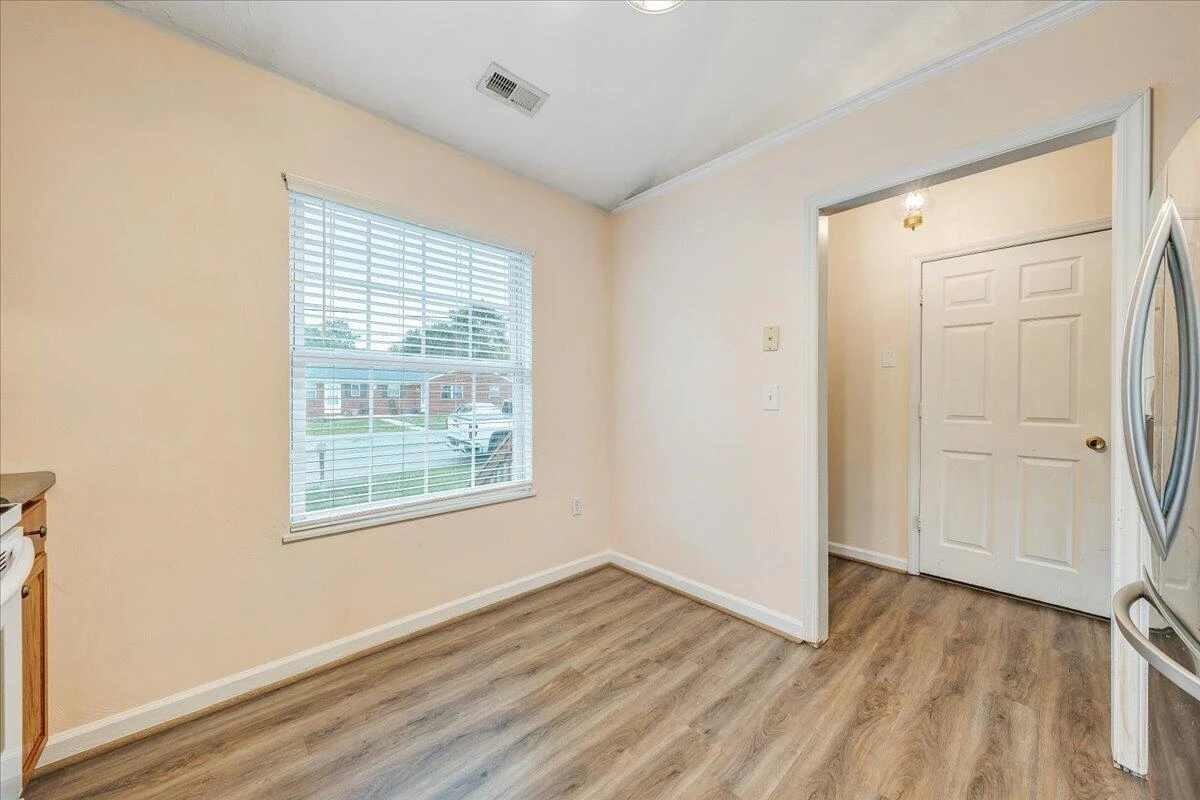 1341 Gillette AVE - Photo 7