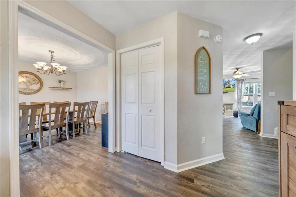 692 Brookfield LN - Photo 3