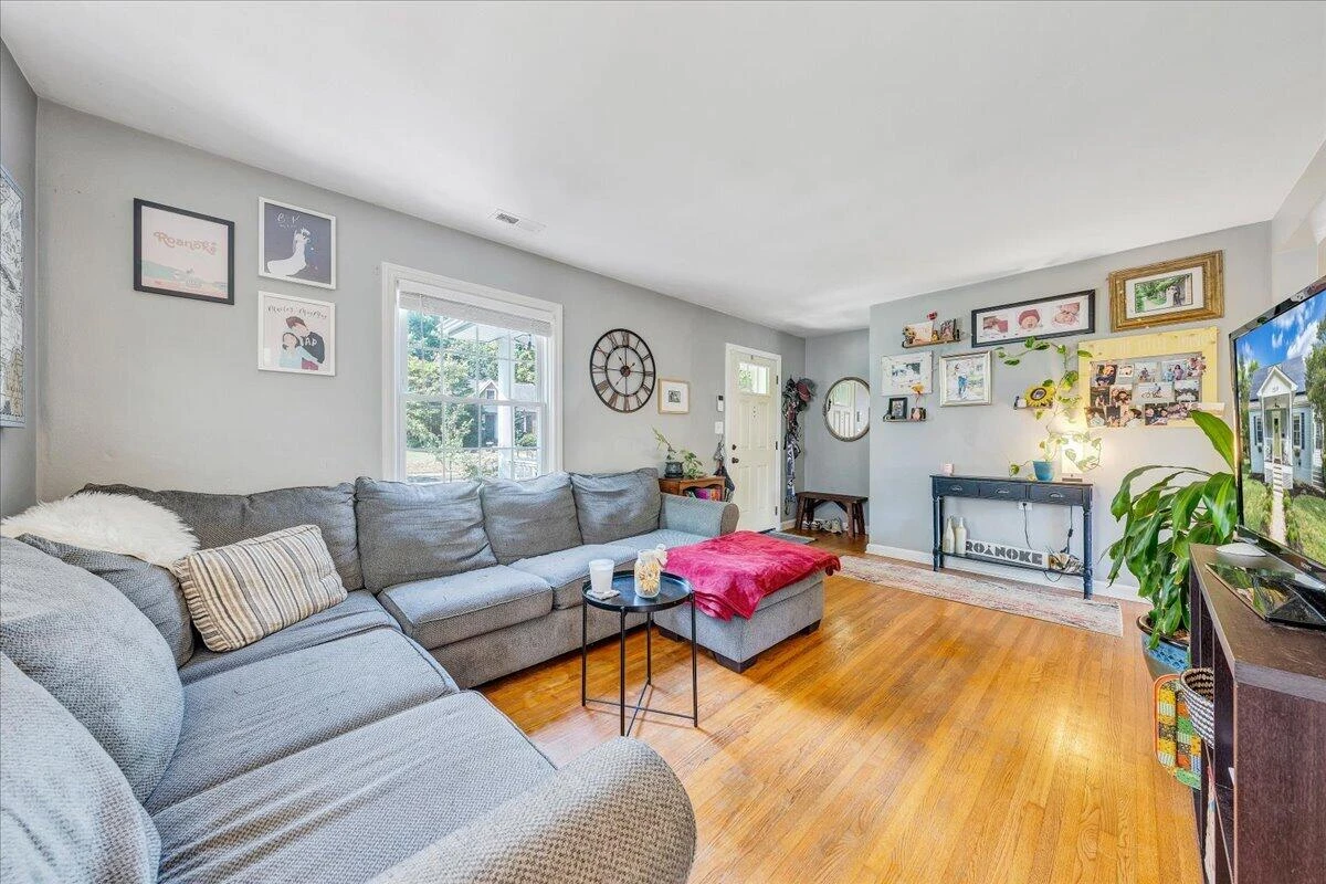 2519 Windsor AVE - Photo 13