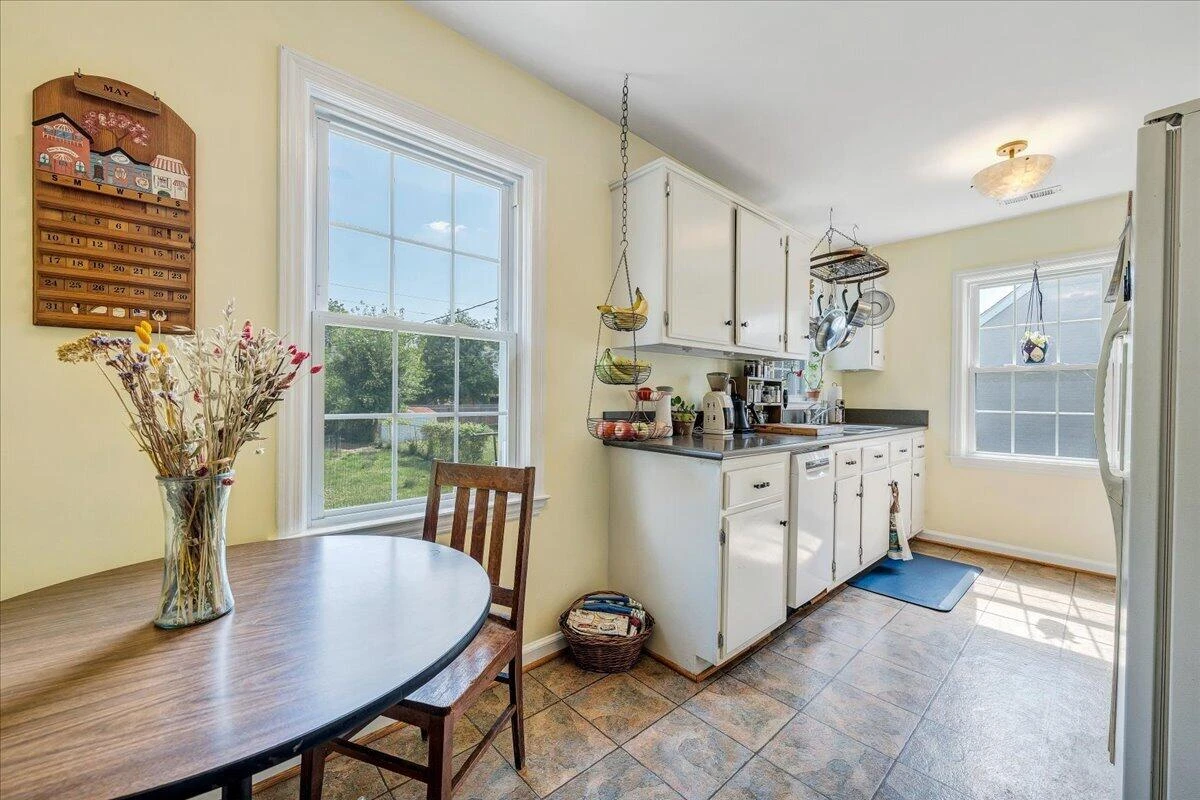 2519 Windsor AVE - Photo 16