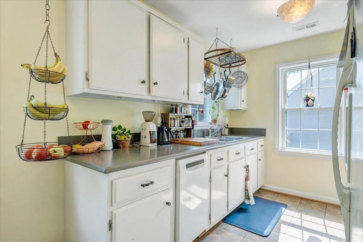 2519 Windsor AVE - Photo 18