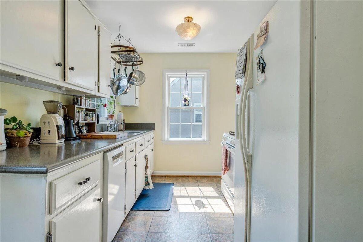 2519 Windsor AVE - Photo 19