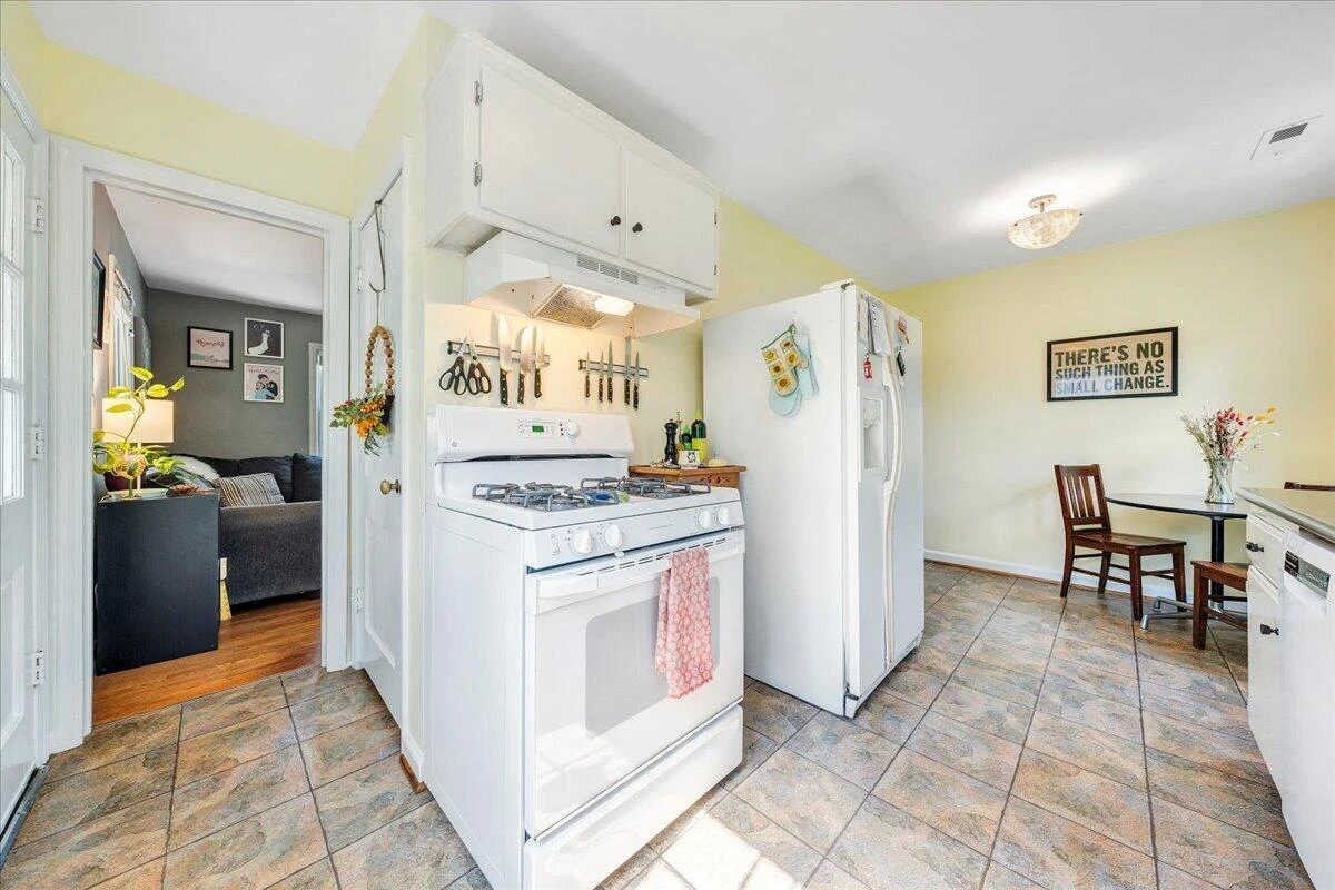 2519 Windsor AVE - Photo 20
