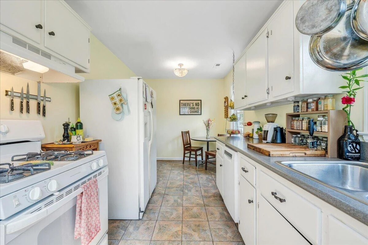 2519 Windsor AVE - Photo 21