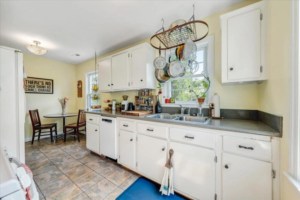 2519 Windsor AVE - Photo 22