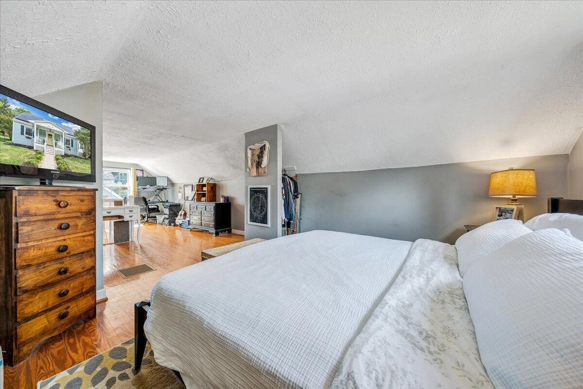 2519 Windsor AVE - Photo 33
