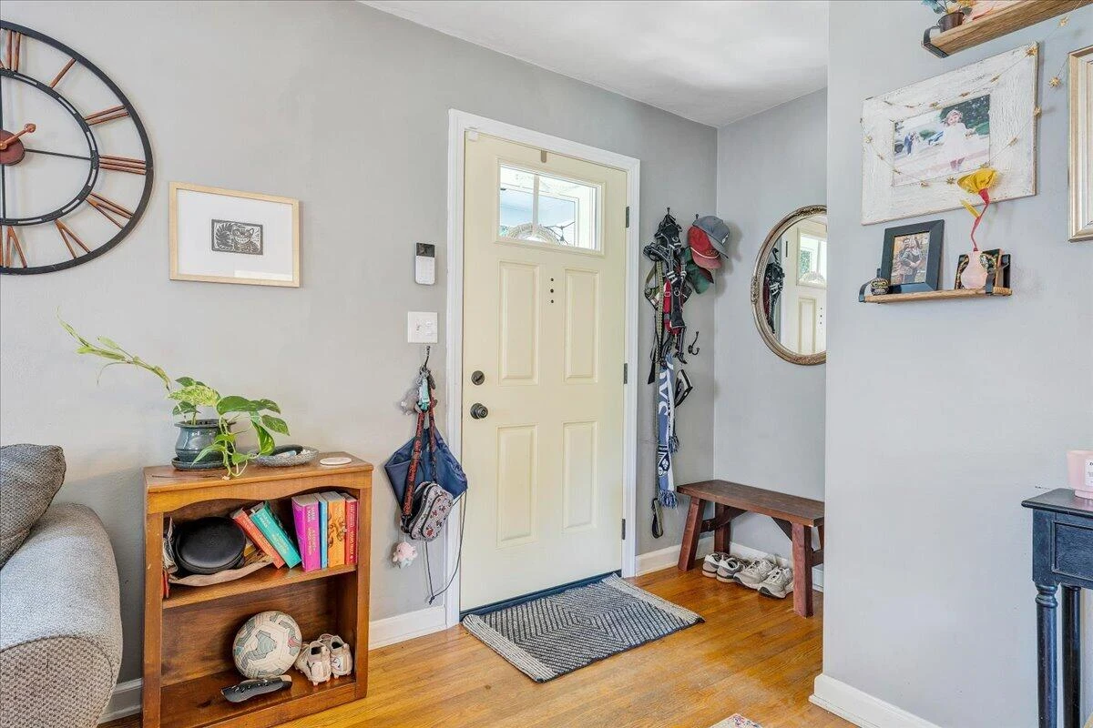 2519 Windsor AVE - Photo 7