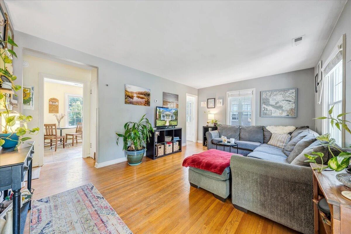 2519 Windsor AVE - Photo 8