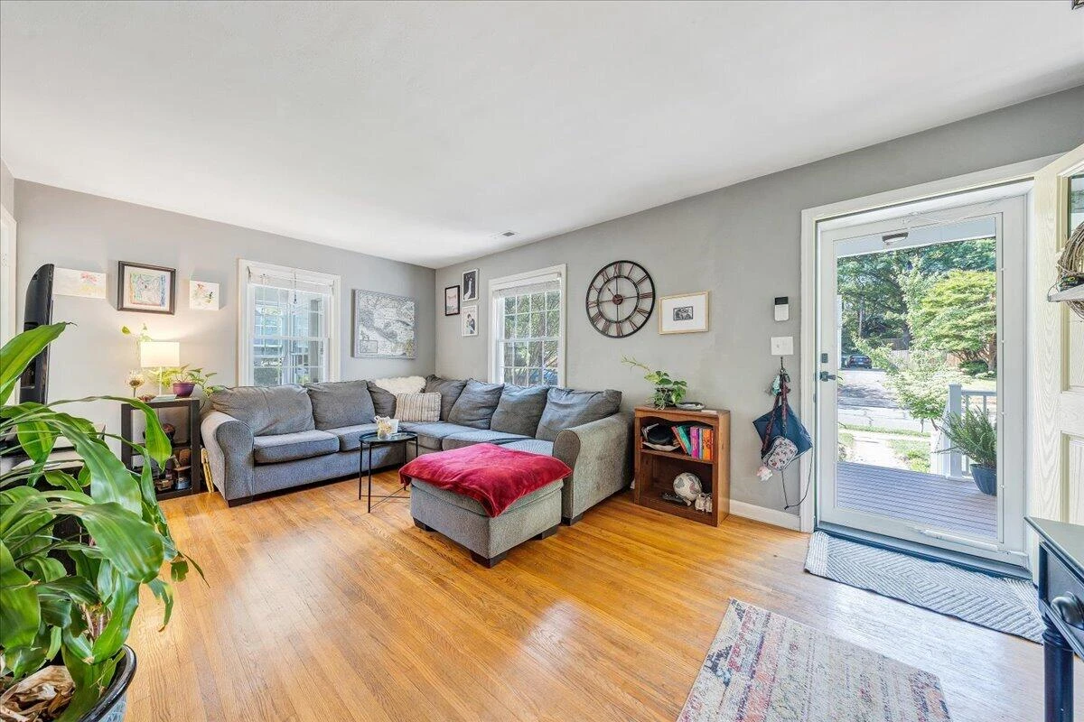 2519 Windsor AVE - Photo 9