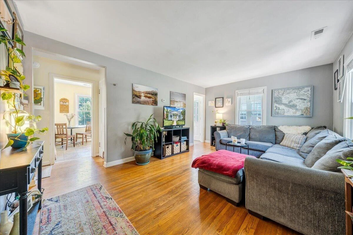 2519 Windsor AVE - Photo 10
