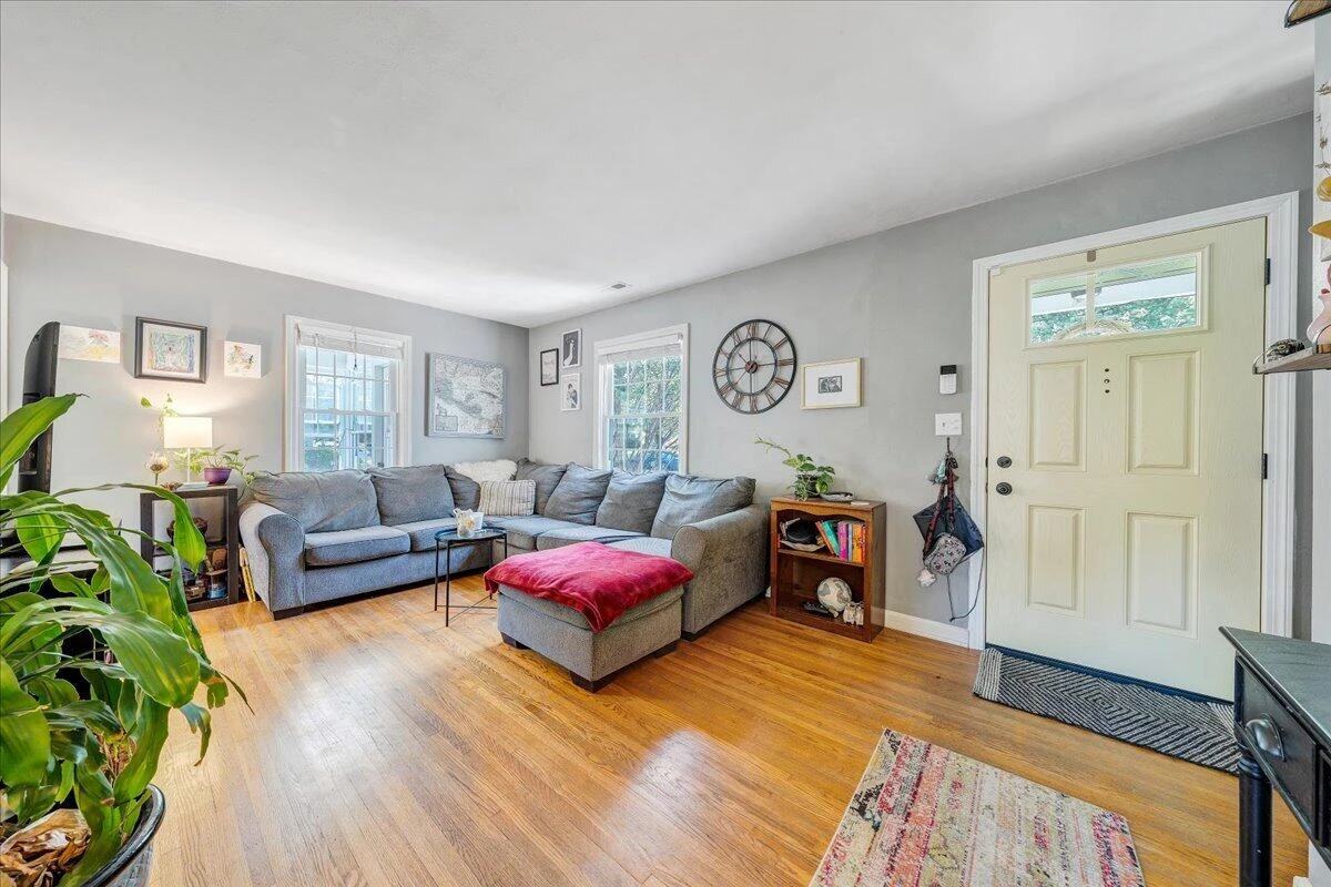 2519 Windsor AVE - Photo 11