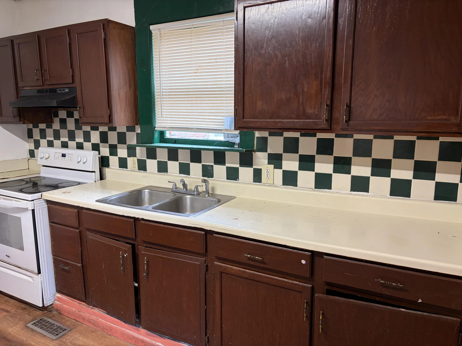 1701 Mercer AVE - Photo 2