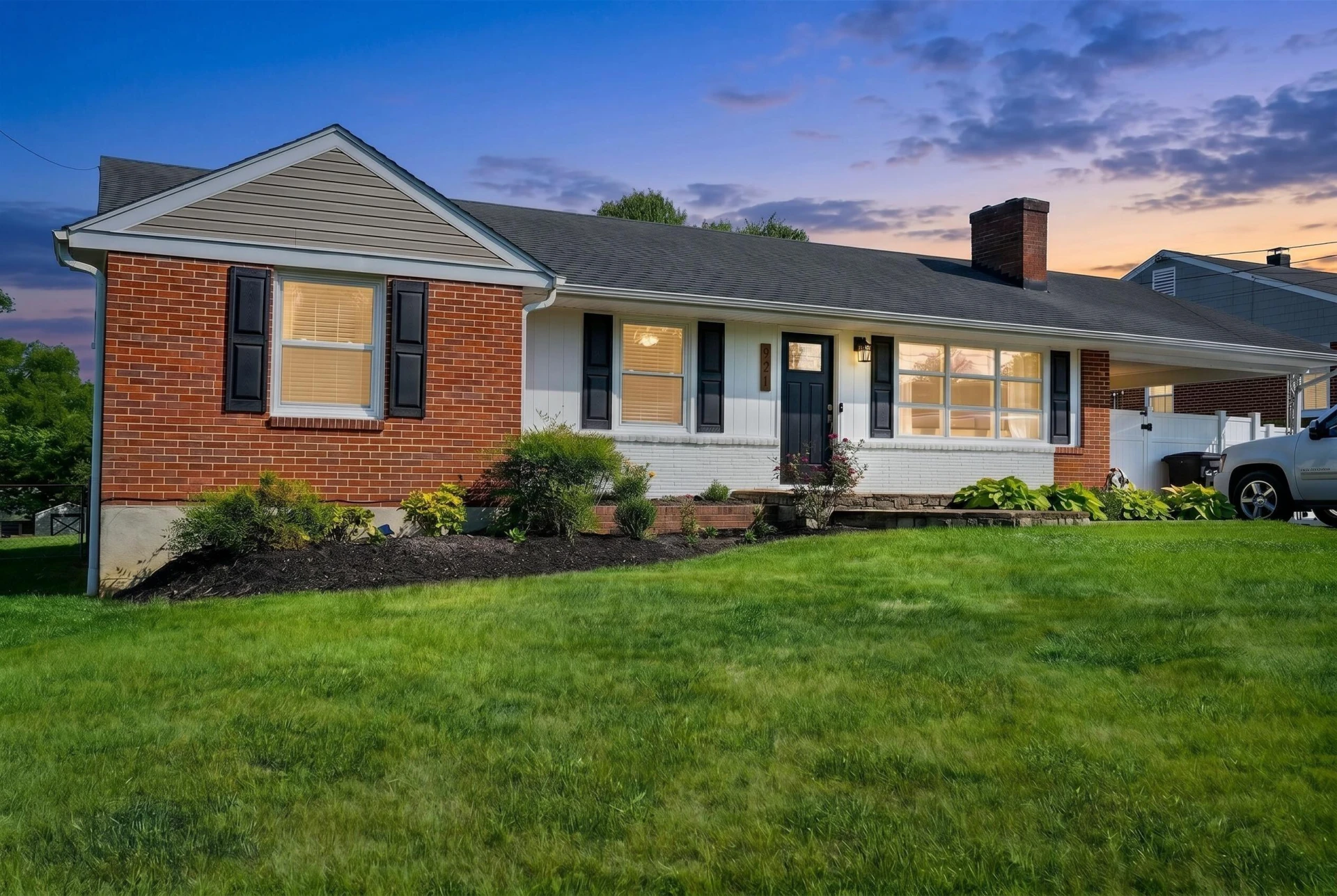 921 Ridgecrest DR - Photo 2