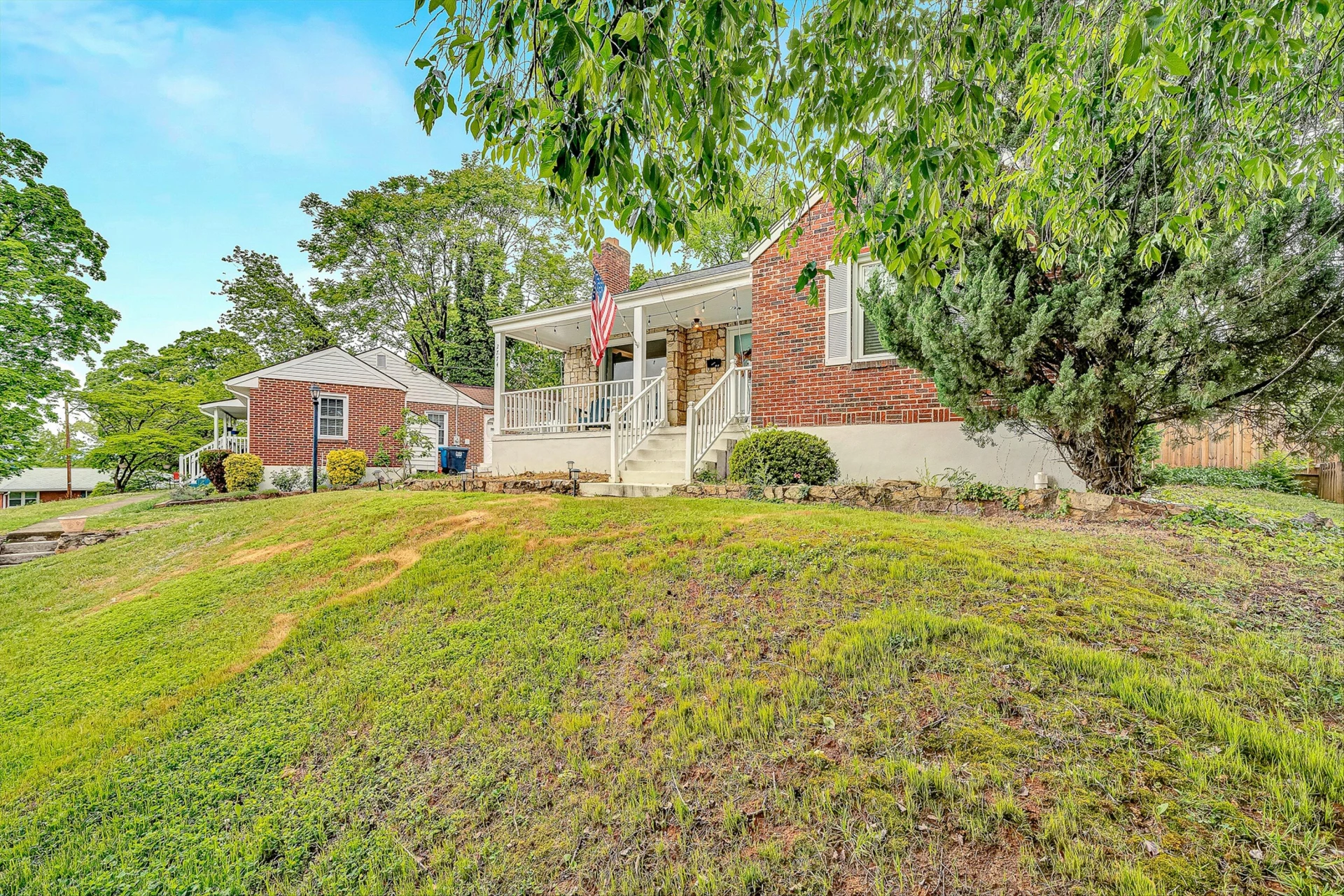 2774 Derwent DR - Photo 2