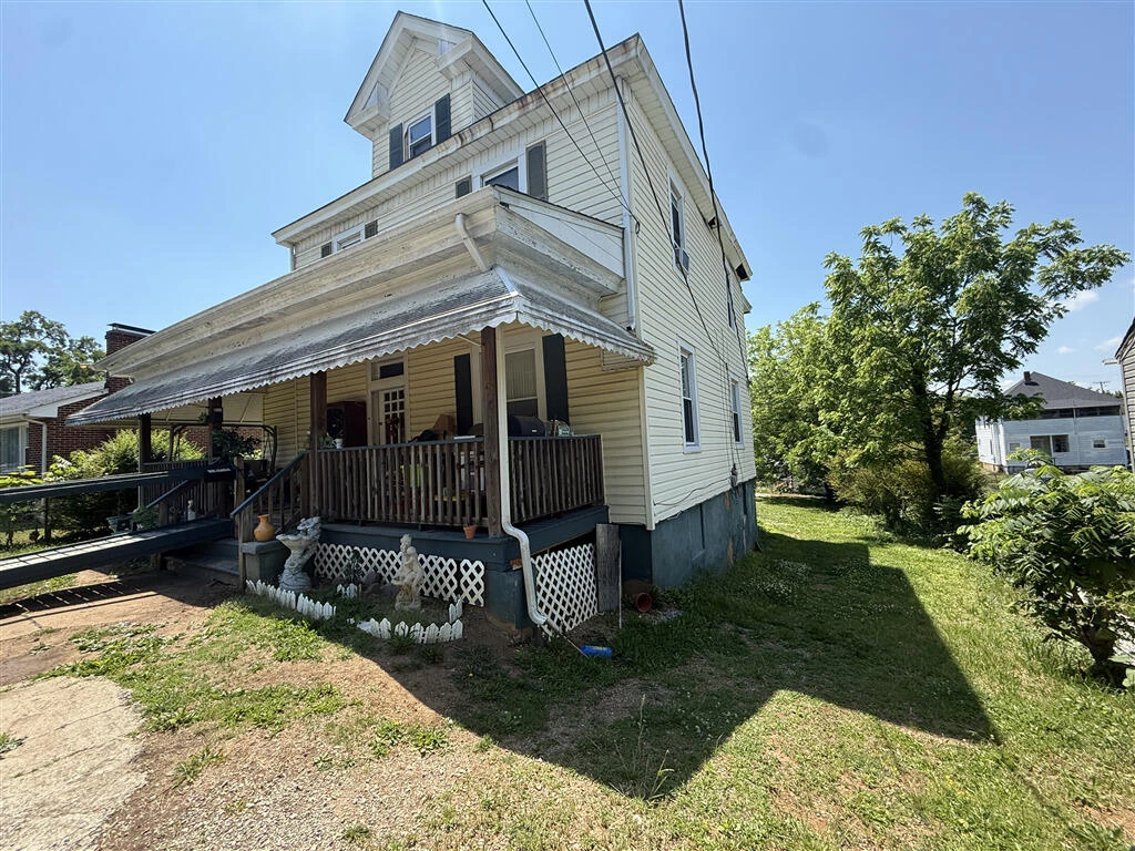 1606 Rugby BLVD NW - Photo 4