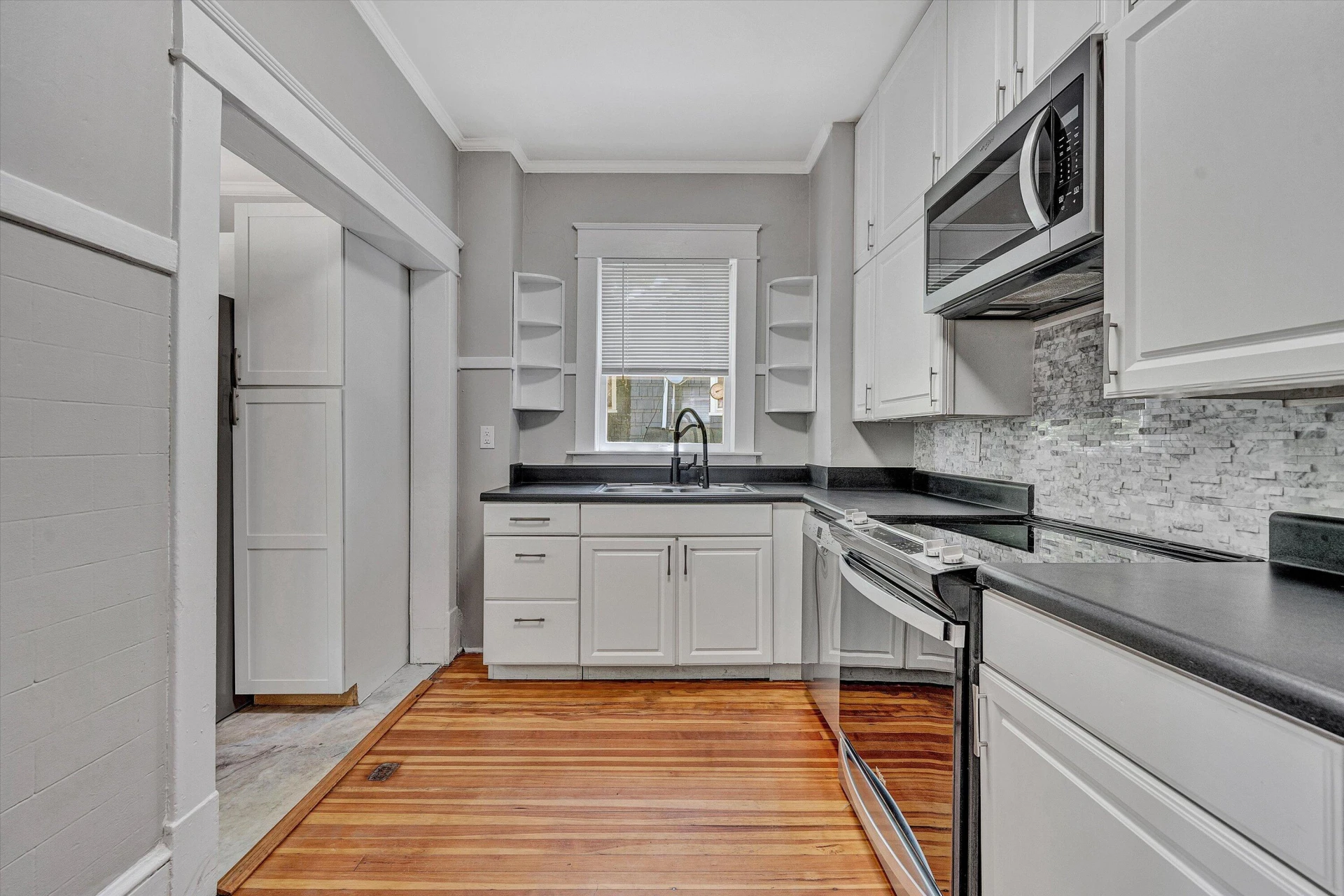 2143 Broadway AVE - Photo 15