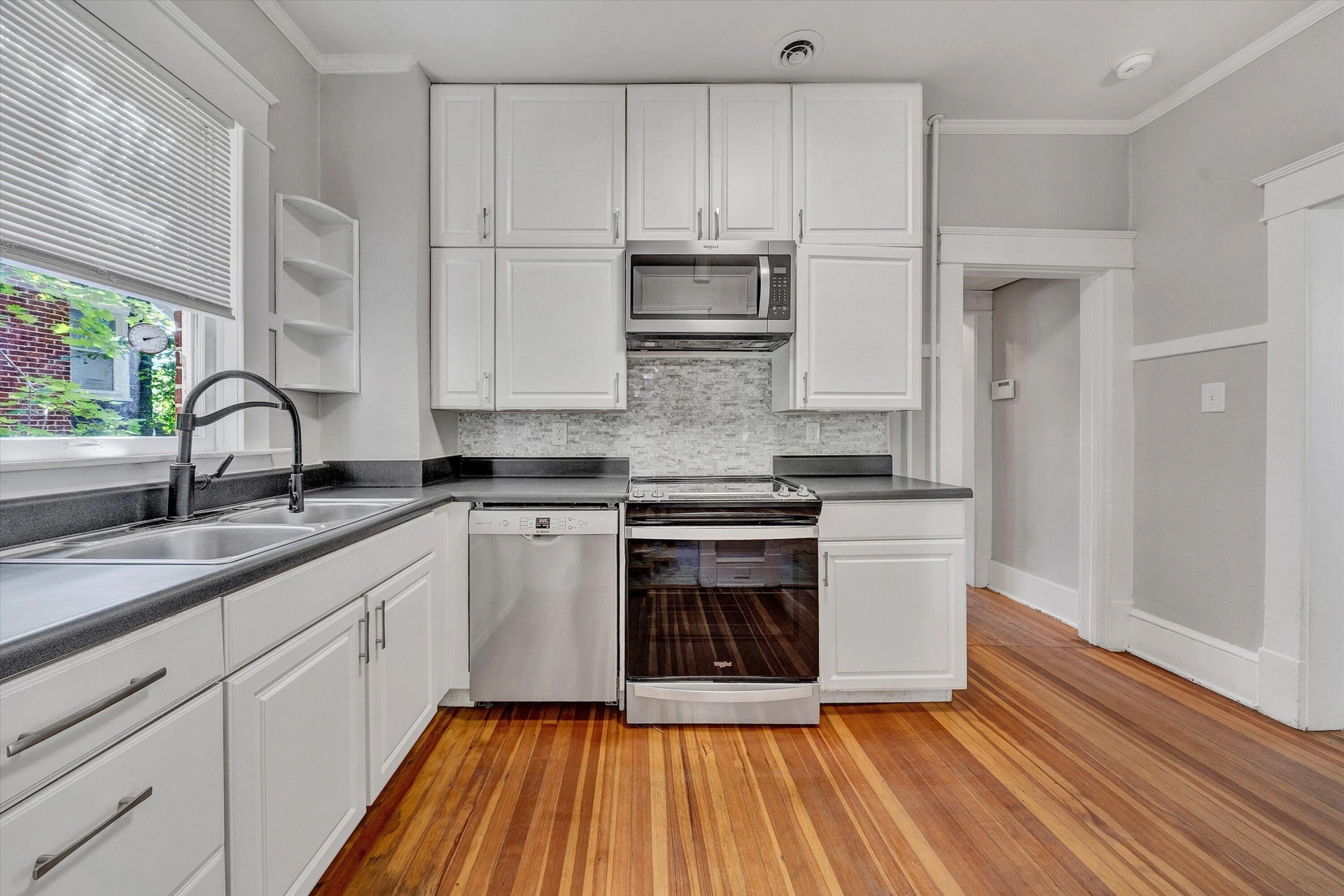 2143 Broadway AVE - Photo 18