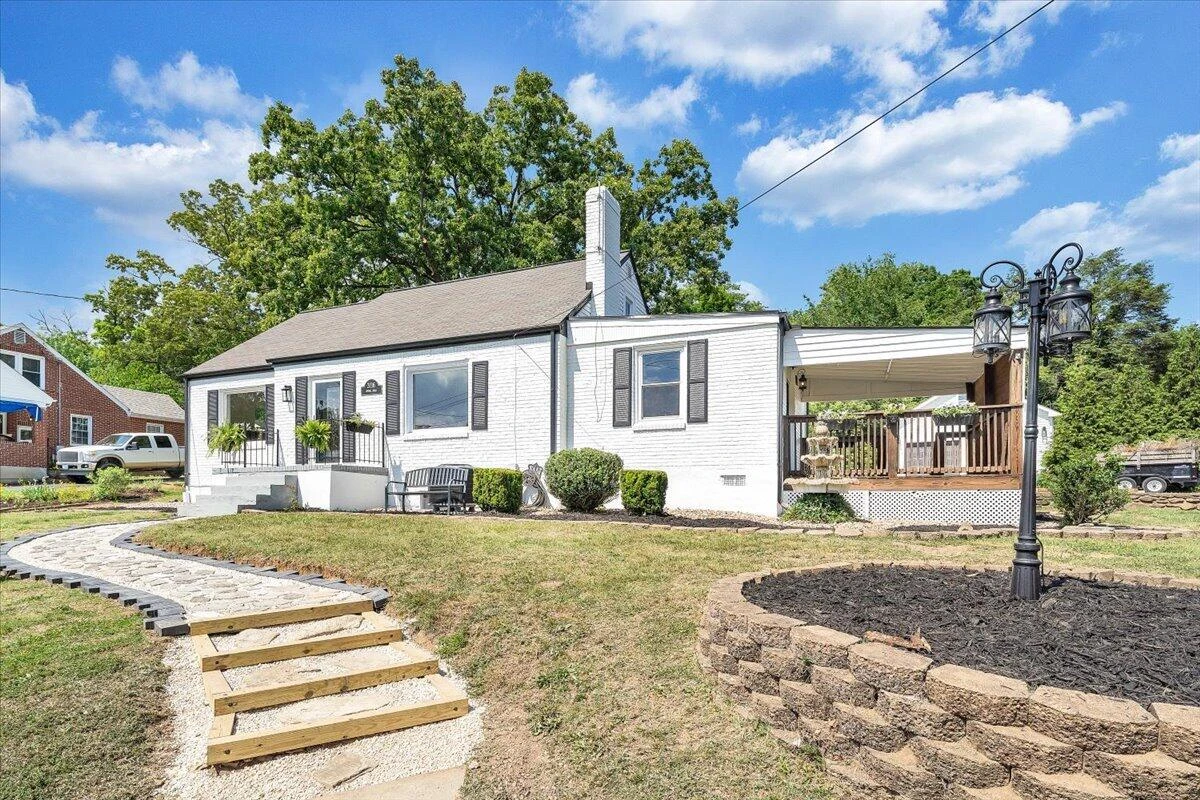 3116 Spring RD SW - Photo 2