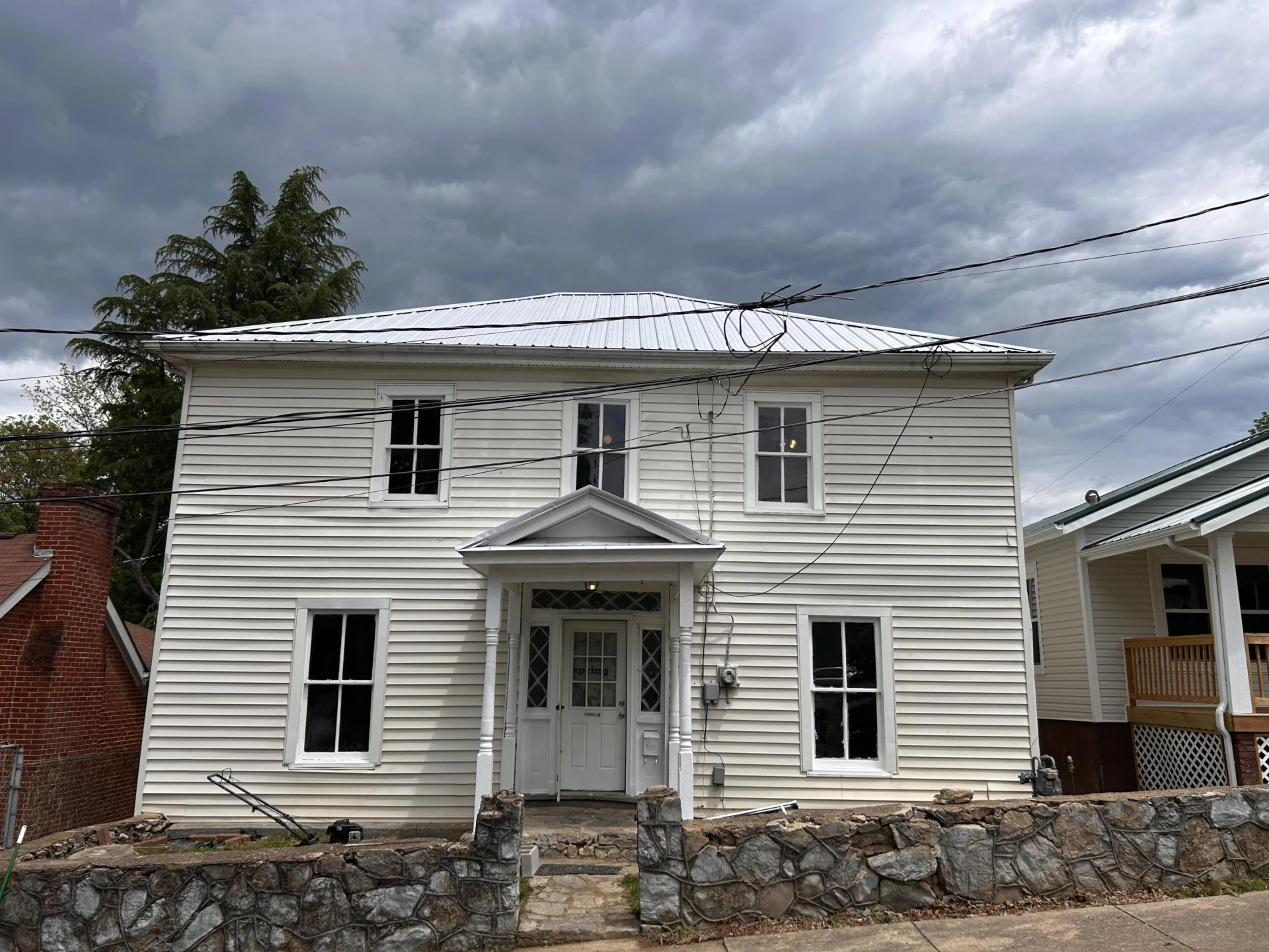 114 E Henry ST - Photo 2