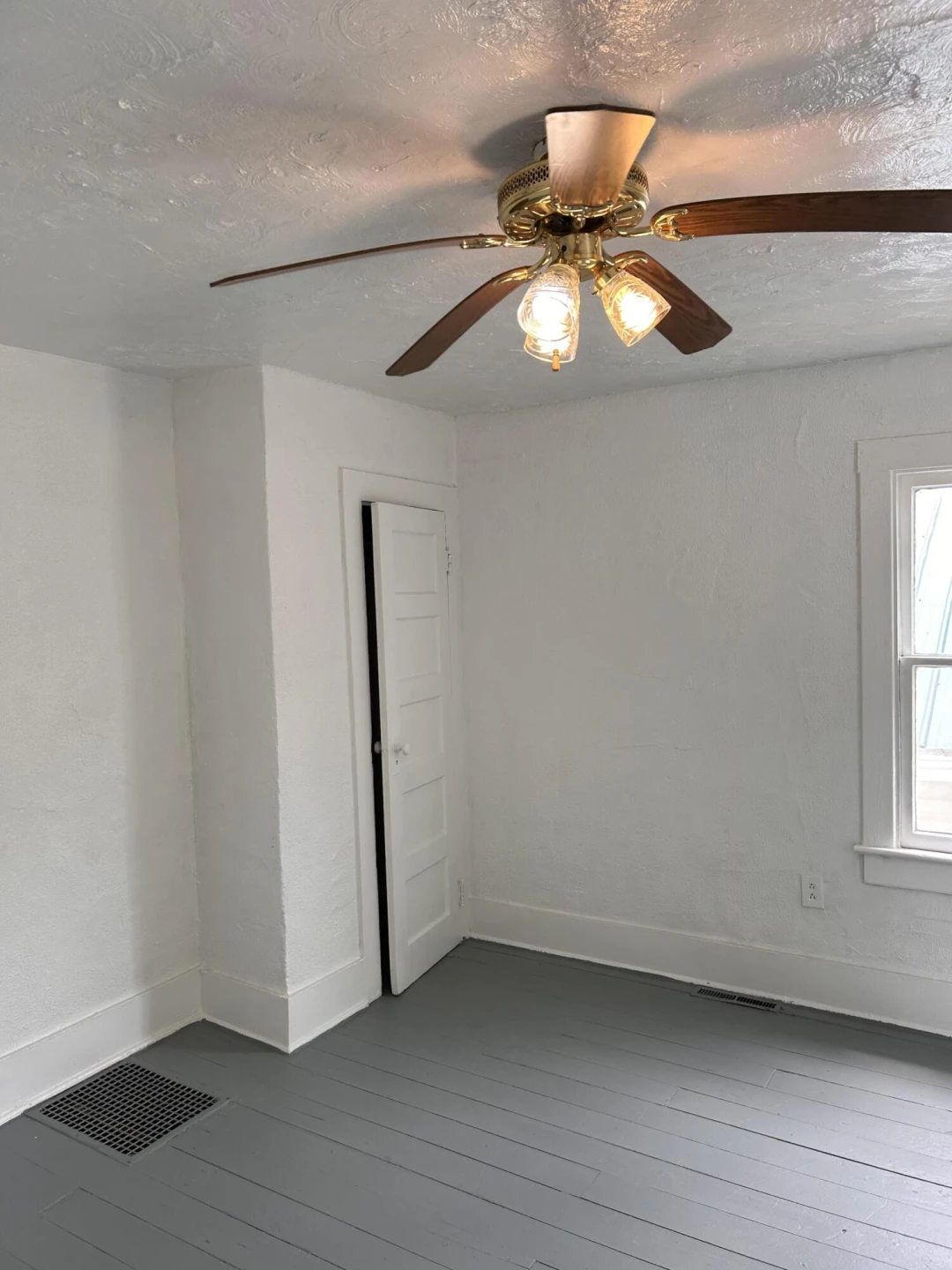 114 E Henry ST - Photo 9