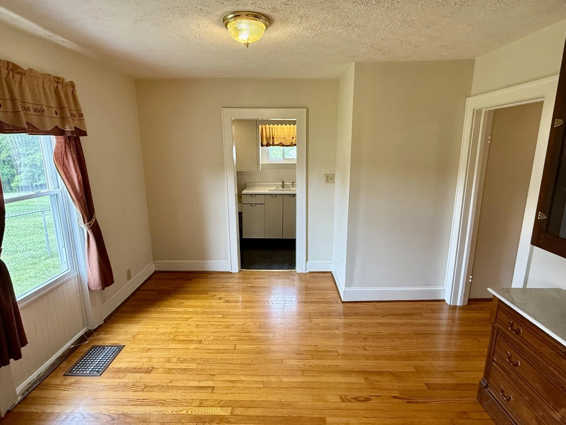 4420 Pennsylvania AVE NE - Photo 5