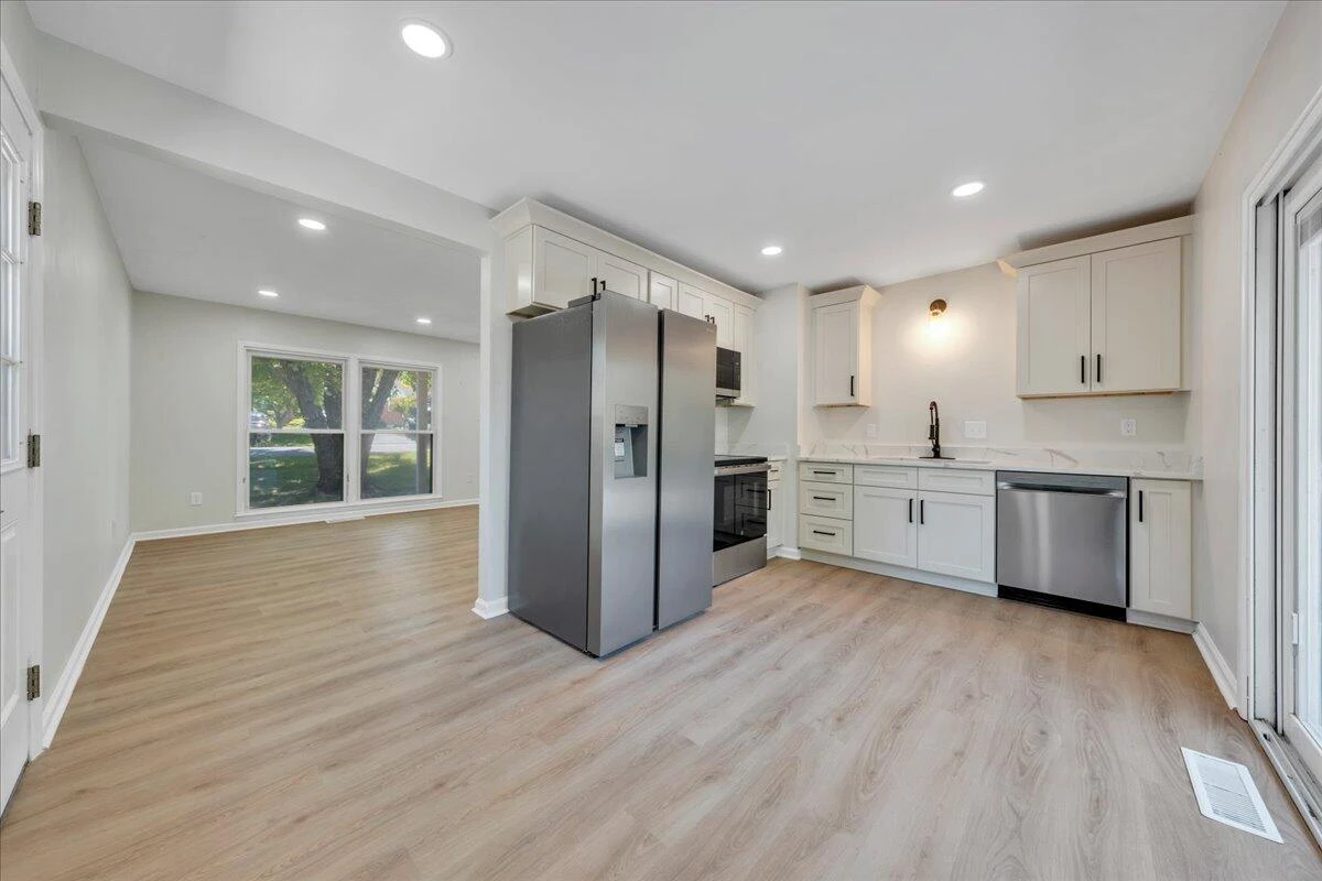 1072 Maywood DR - Photo 10