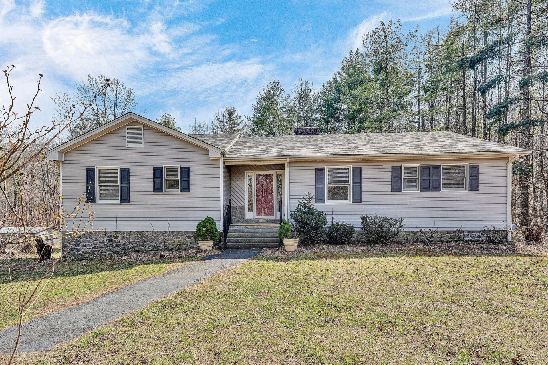 380 Countrywood LN