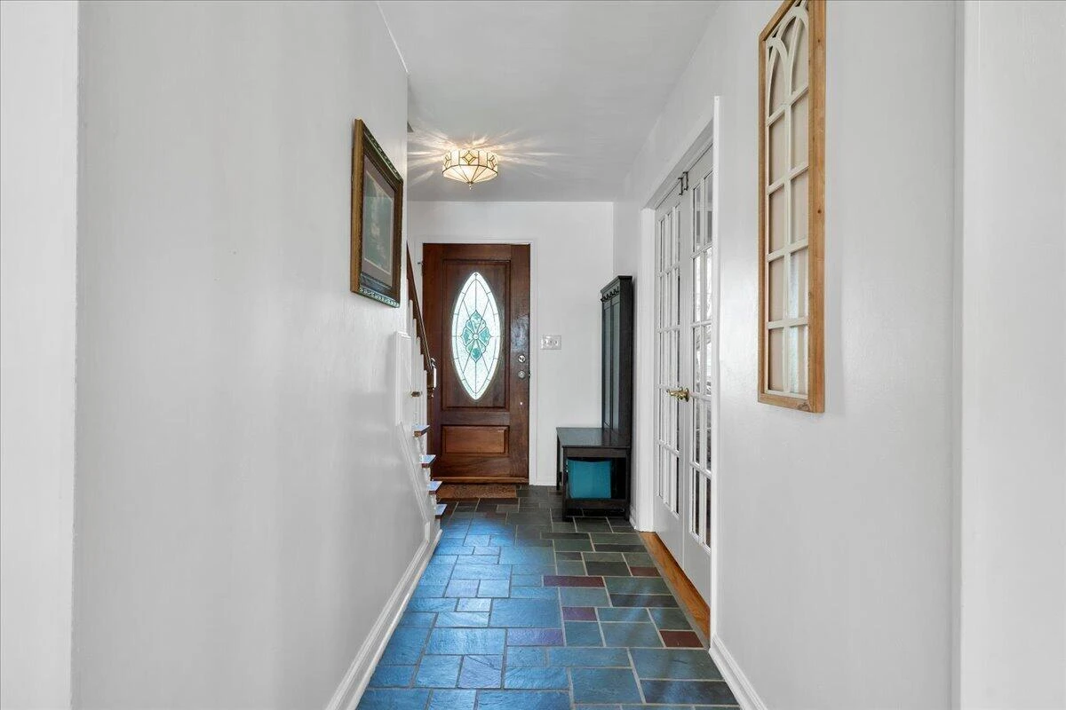 144 E Arrowhead CT - Photo 2