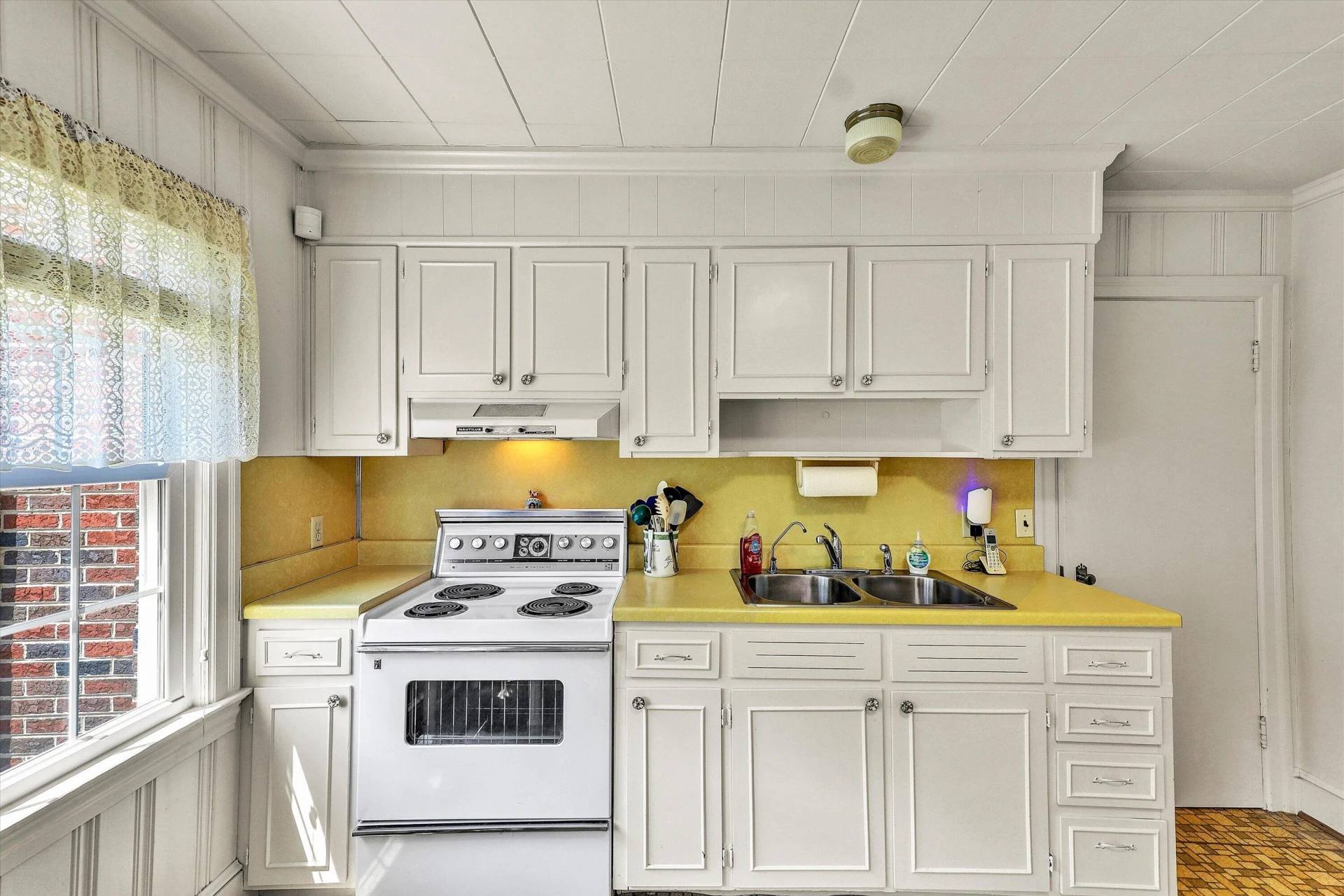 225 HILLCREST DR - Photo 16
