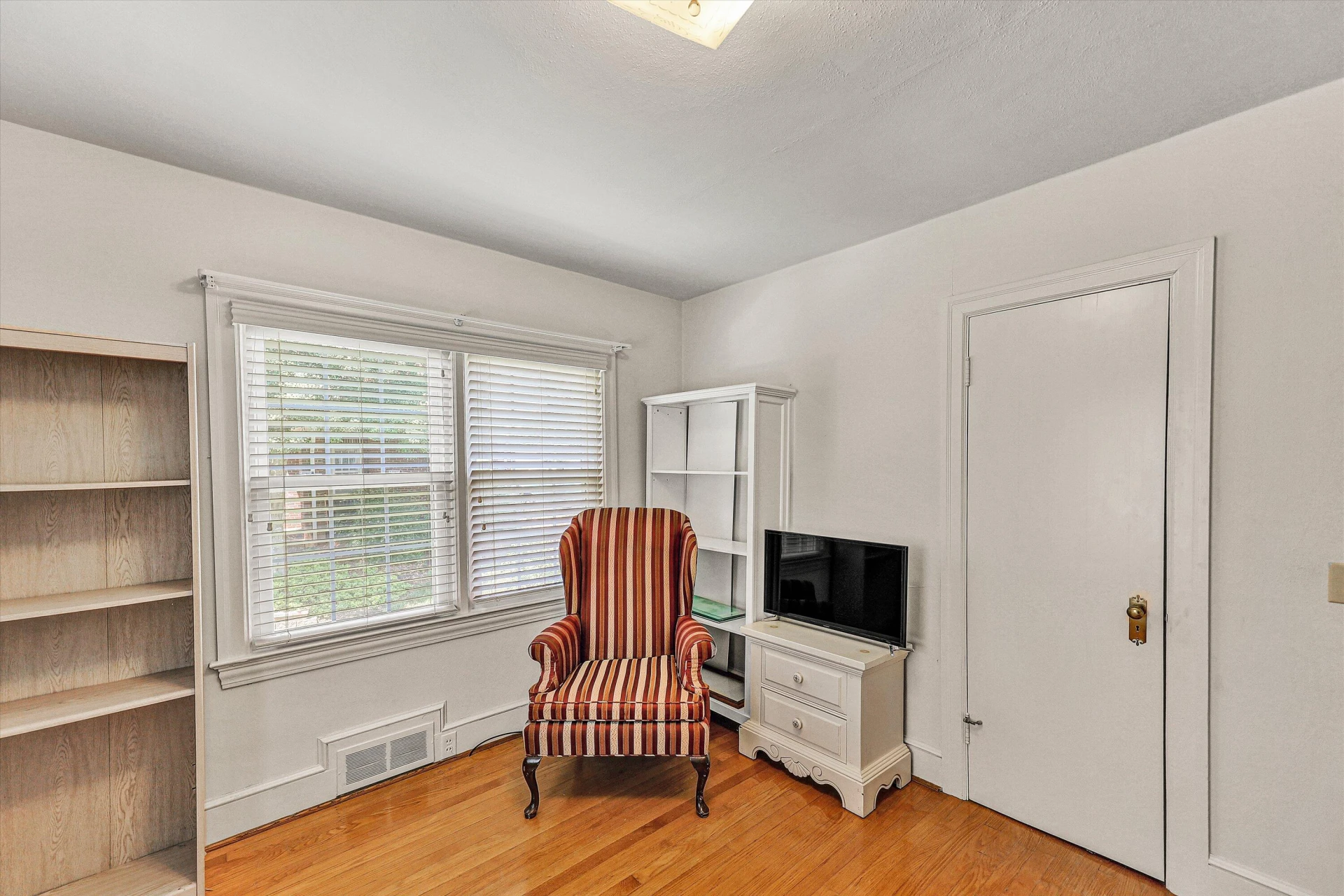 225 HILLCREST DR - Photo 24