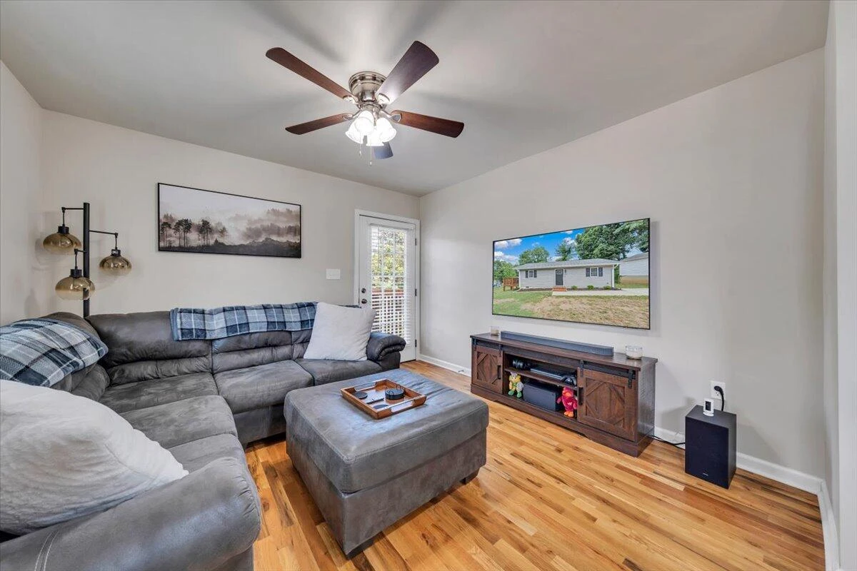 1101 Gearhart RD SE - Photo 10