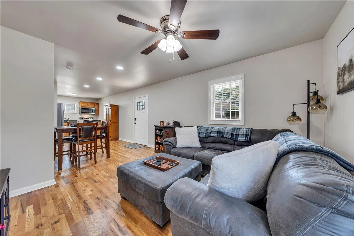 1101 Gearhart RD SE - Photo 12
