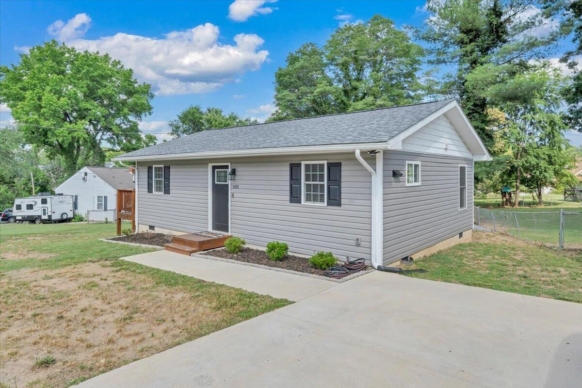 1101 Gearhart RD SE - Photo 24