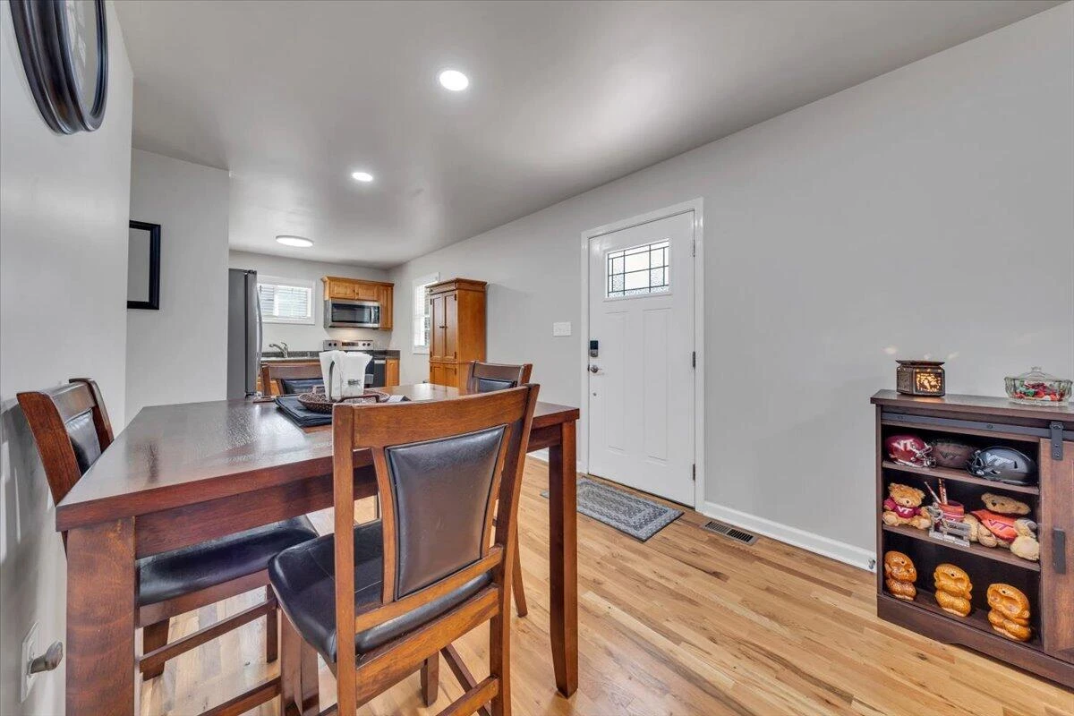 1101 Gearhart RD SE - Photo 5