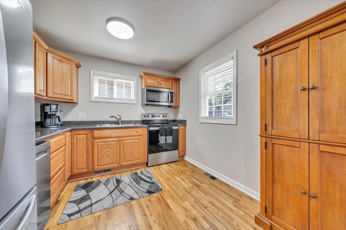 1101 Gearhart RD SE - Photo 6